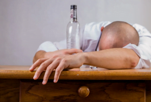 When using a sauna, is it OK to drink alcohol?