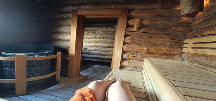 Possible benefits and risks of saunas
